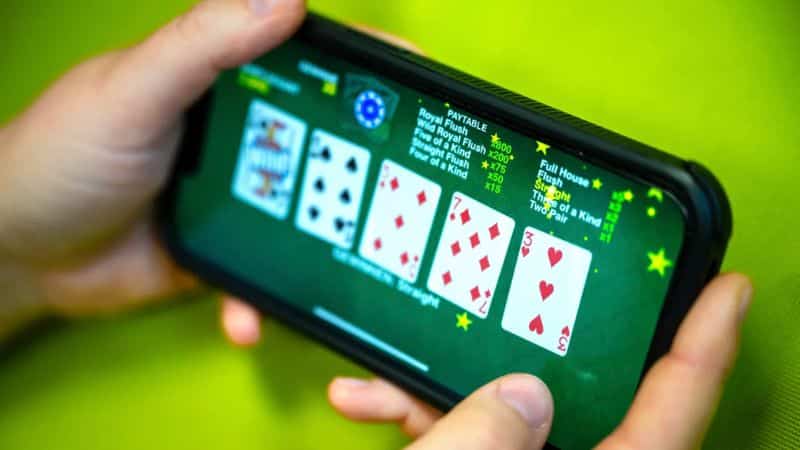 Chơi Poker yêu cầu bạn phải giữ được tinh thần thoải mái và ổn định